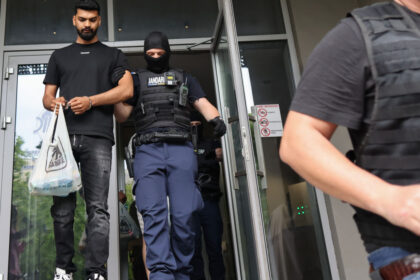 videofoto lideri ai clanului duduianu au fost retinuti procurorii ii ancheteaza intr un dosar de trafic de persoane si proxenetism 6a2826b2e5c03
