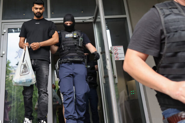 videofoto lideri ai clanului duduianu au fost retinuti procurorii ii ancheteaza intr un dosar de trafic de persoane si proxenetism 6a2826b2e5c03