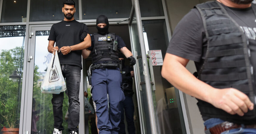 videofoto lideri ai clanului duduianu au fost retinuti procurorii ii ancheteaza intr un dosar de trafic de persoane si proxenetism 6a2826b2e5c03