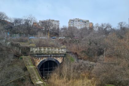 doi giganti ai constructiilor se lupta pentru modernizarea caii ferate palas port a si reabilitarea tunelului palas 6a458f06a039c
