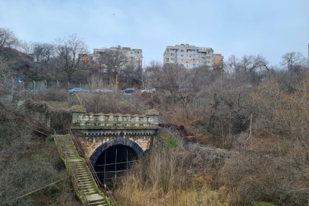 doi giganti ai constructiilor se lupta pentru modernizarea caii ferate palas port a si reabilitarea tunelului palas 6a458f06a039c