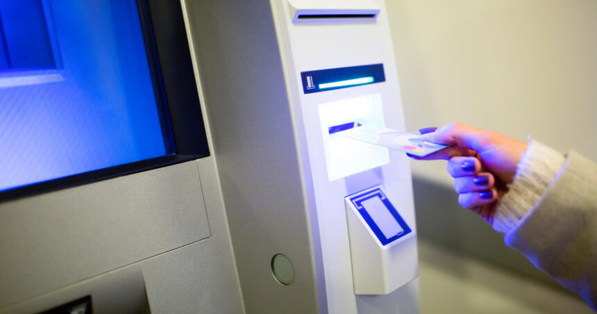 escrocherie cu atm uri bitcoin si falsi reprezentanti asf doi tineri retinuti dupa ce au inselat o femeie cu aproape 287 000 de lei 6a5b2ec987be4
