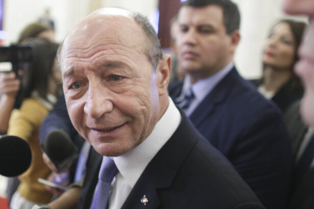 exclusiv basescu ii critica pe liderii politici care au negociat in secret cu aur se duc cu scufita in mana si spun nenea simion te rugam 6a62139cbaae5