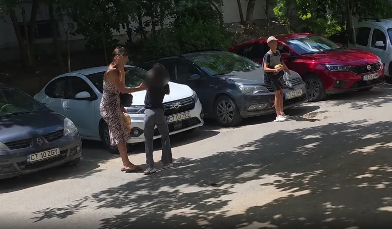 femeia care si a agresat fiica pe strada in tomis iii este cautata de politisti ce risca aceasta 6a4b884b10256