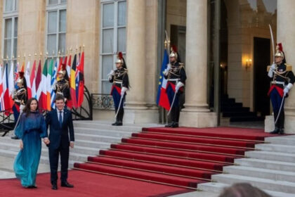 foto nicusor dan si mirabela gradinaru la palatul elysee presedintele si partenera sa au participat la receptia de ziua frantei 6a55d3ae4d2e4