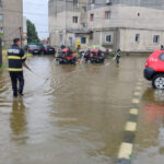 galerie foto capitala si cinci judete afectate de ploi peste 100 de case inundate mai multe persoane evacuate in prahova 6a60fa5af1016