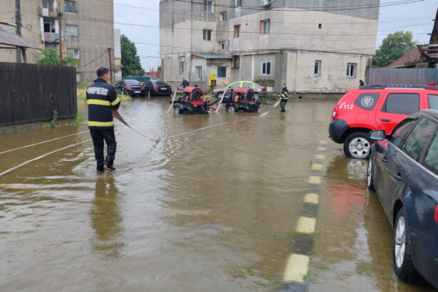 galerie foto capitala si cinci judete afectate de ploi peste 100 de case inundate mai multe persoane evacuate in prahova 6a60fa5af1016