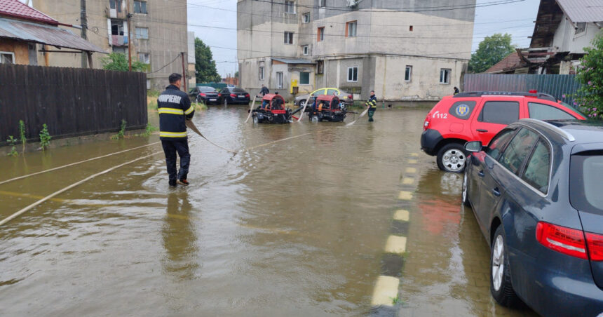 galerie foto capitala si cinci judete afectate de ploi peste 100 de case inundate mai multe persoane evacuate in prahova 6a60fa5af1016