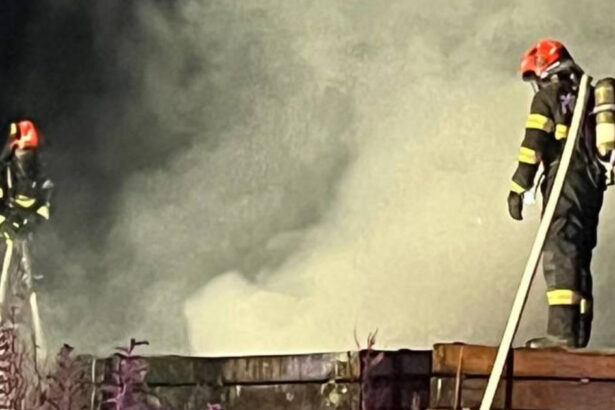incendiu in zona pietei garii din targu mures au luat foc stive de traverse de cale ferata 6a500bbe57fbc