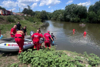 mobilizare de amploare in mures dupa ce doi copii ar fi cazut in rau scafandrii intervin si un elicopter smurd survoleaza zona 6a5f741cbe05f