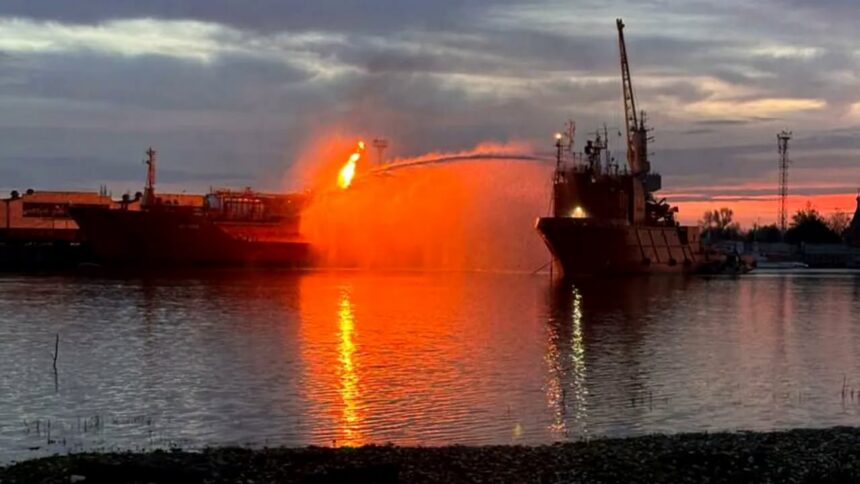nicusor dan spune ca petrolierul care a luat foc in apropiere de sulina a fost lovit de o drona cel mai probabil in contextul razboiului pornit de rusia 6a5f1a0b104cf
