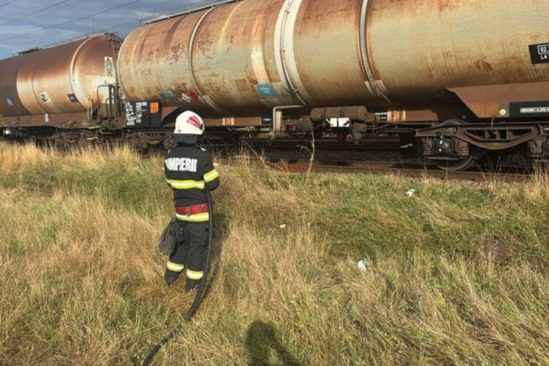 oameni evacuati din cauza unei scurgeri la un vagon care transporta motorina trenul e stationat langa halta radoiesti 6a679569e48f9