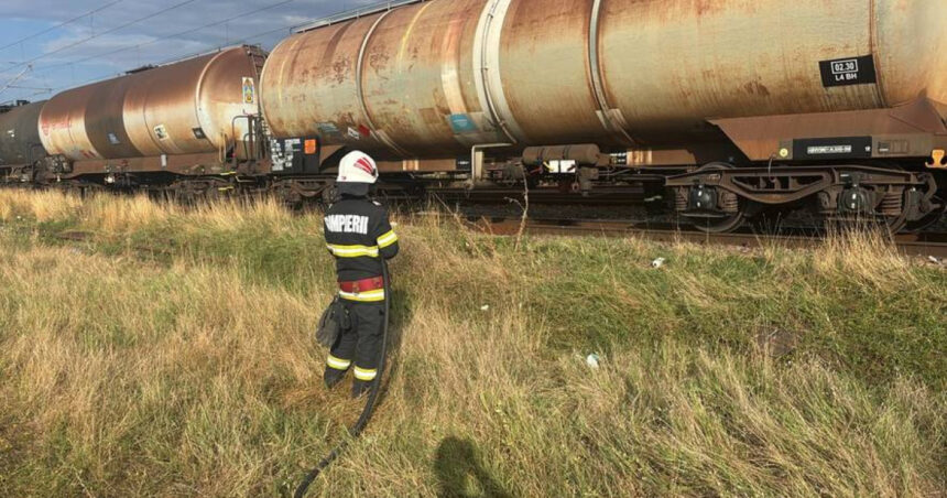 oameni evacuati din cauza unei scurgeri la un vagon care transporta motorina trenul e stationat langa halta radoiesti 6a679569e48f9