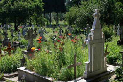 obiecte ciudate descoperite pe mormantul victimei lui emil ganj politia face cercetari pentru profanare de morminte 6a54ac5ea77dd