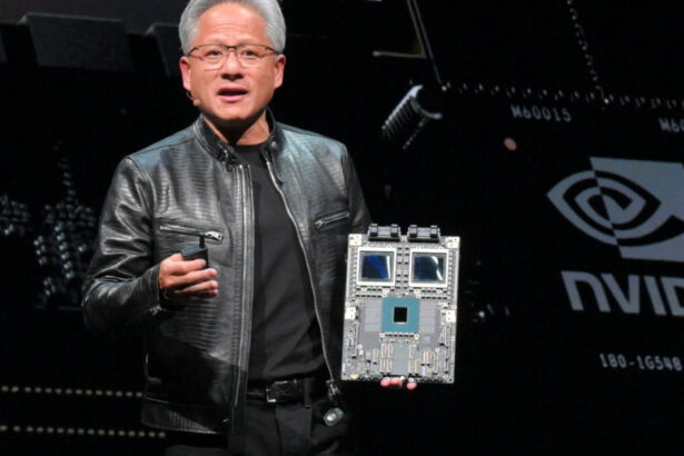 obiectul purtat de jensen huang seful nvidia pentru care s au luptat zeci de colectionari la licitatie s a vandut cu o suma record 6a5b51efec049
