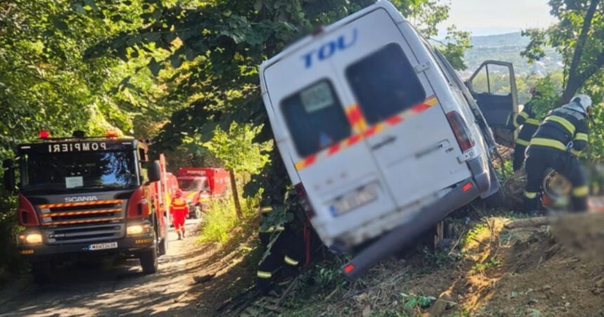 planul rosu de interventie a fost activat in judetul arges un mort dupa ce un microbuz a iesit de pe sosea si a intrat intr un copac 6a6c55c50561a