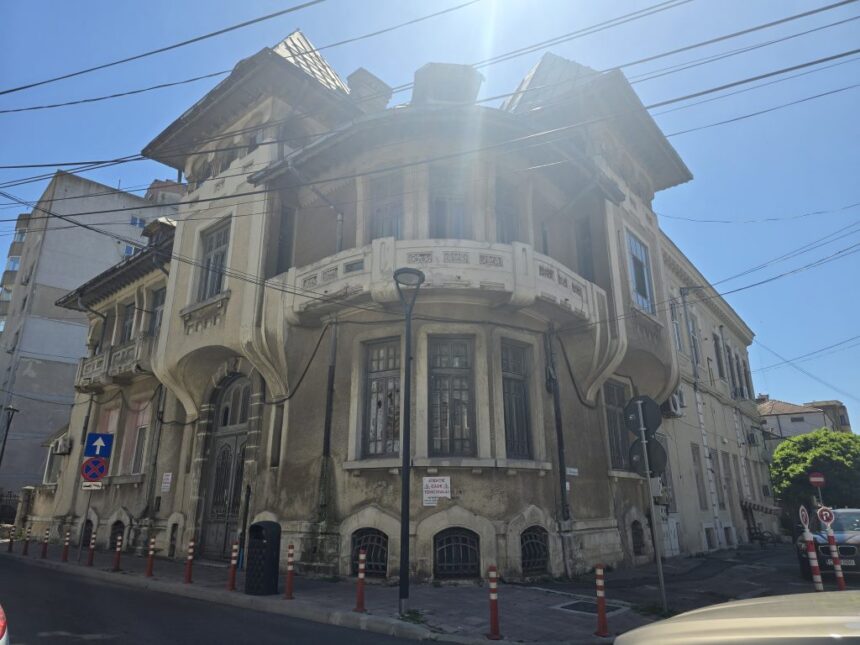 planuri schimbate radical in cazul unei cladiri care atrage toate privirile investitorul pregateste transformarea se dorea initial o clinica medicala 6a515e7b3818f