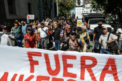 proteste anti sua si anti israel la caracas sustinatorii lui maduro au incendiat steagurile american si israelian 6a6477527724a