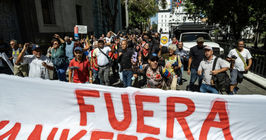 proteste anti sua si anti israel la caracas sustinatorii lui maduro au incendiat steagurile american si israelian 6a6477527724a
