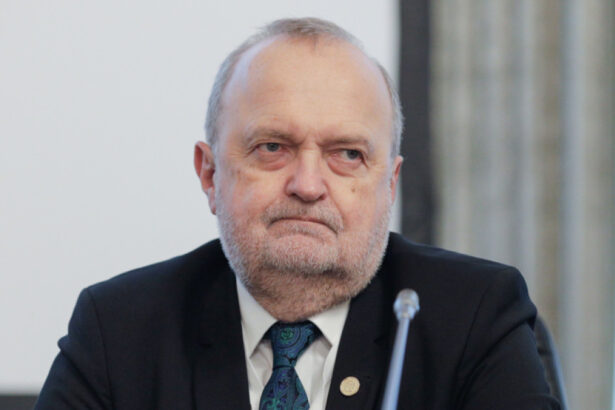 reactia rectorului umf iasi dupa discursul critic al unei absolvente la ceremonia finalului de an 6a638f49a87ff