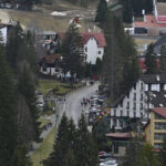 se circula alternativ pe o singura banda pe drumul spre poiana brasov o parte a zidului de sustinere s a prabusit 6a47e6d3e01fd