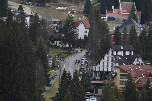 se circula alternativ pe o singura banda pe drumul spre poiana brasov o parte a zidului de sustinere s a prabusit 6a47e6d3e01fd