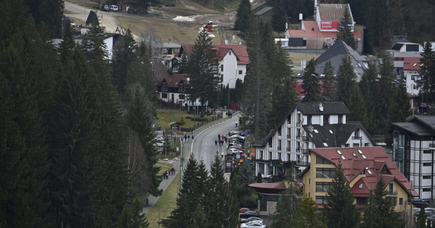 se circula alternativ pe o singura banda pe drumul spre poiana brasov o parte a zidului de sustinere s a prabusit 6a47e6d3e01fd