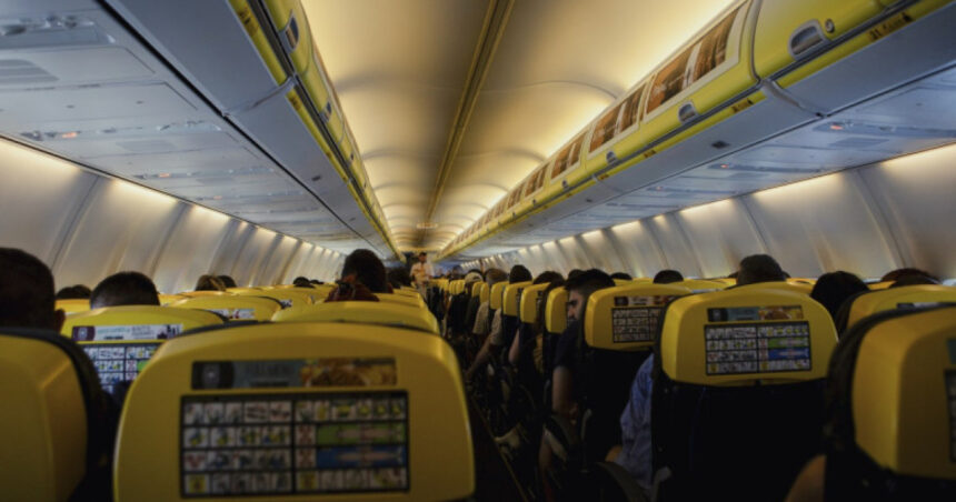 sotia sarbului care a fost la un pas de a fi aspirat afara dintr un avion povesteste momentele de groaza prin care a trecut 6a560f717b14e