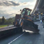 trafic rutier oprit pe dn76 un autotren care transporta un buldoexcavator a lovit limitatorul de inaltime de la un pasaj 6a4c139489b67
