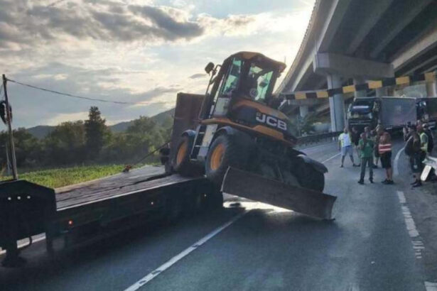 trafic rutier oprit pe dn76 un autotren care transporta un buldoexcavator a lovit limitatorul de inaltime de la un pasaj 6a4c139489b67