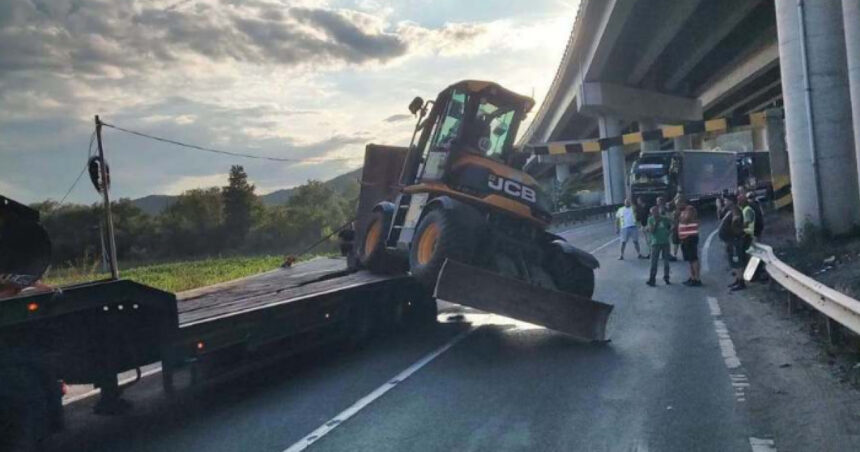 trafic rutier oprit pe dn76 un autotren care transporta un buldoexcavator a lovit limitatorul de inaltime de la un pasaj 6a4c139489b67