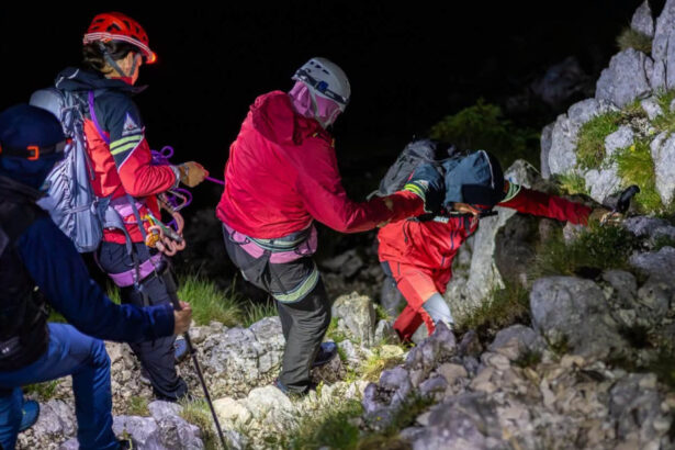 trei turisti straini care au urcat pe munte fara echipament potrivit au fost salvati dupa o misiune de sapte ore a salvamontistilor 6a4d02a55a057