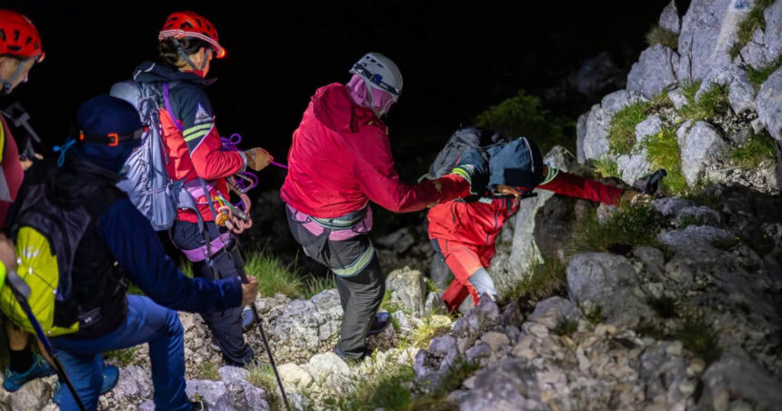 trei turisti straini care au urcat pe munte fara echipament potrivit au fost salvati dupa o misiune de sapte ore a salvamontistilor 6a4d02a55a057