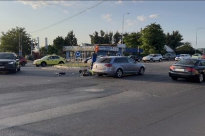 video accident in sensul giratoriu de pe aurel vlaicu un barbat aflat pe trotineta a fost ranit 6a4dd370439b2
