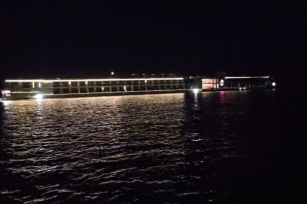 video alerta pe dunare o nava cu 238 de oameni la bord a esuat din cauza nivelului foarte scazut al apei 6a687d712a6f2