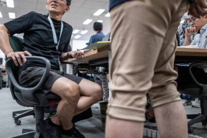 video caldura extrema in japonia angajatii guvernamentali au permisiunea sa vina in pantaloni scurti pentru a economisi aerul conditionat 6a5736c550a21