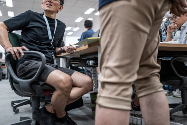 video caldura extrema in japonia angajatii guvernamentali au permisiunea sa vina in pantaloni scurti pentru a economisi aerul conditionat 6a5736c550a21