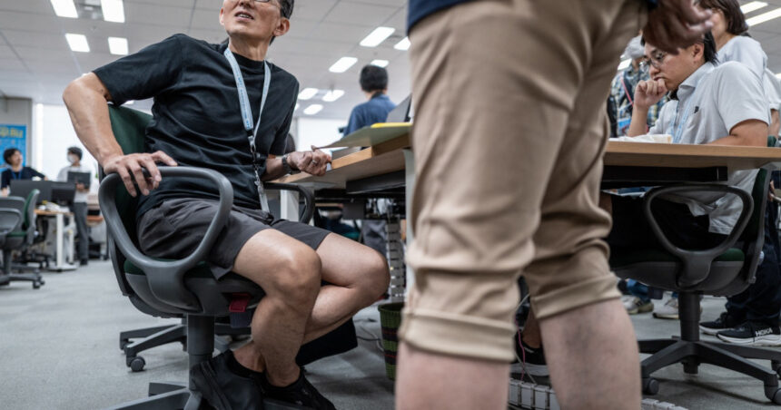 video caldura extrema in japonia angajatii guvernamentali au permisiunea sa vina in pantaloni scurti pentru a economisi aerul conditionat 6a5736c550a21