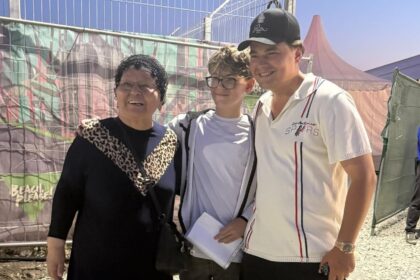 video comemorare la beach please moment dedicat bunicutei care a devenit virala in 2025 fiindca si a insotit nepotul la festival 6a536a8fcf35b
