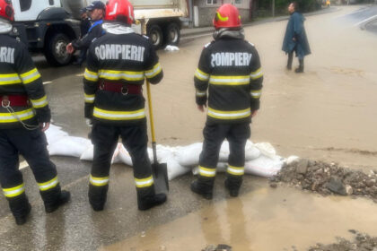 video forte suplimentare mobilizate la busteni dupa viitura igsu a trimis pompieri si utilaje grele 6a5e26233f4c7