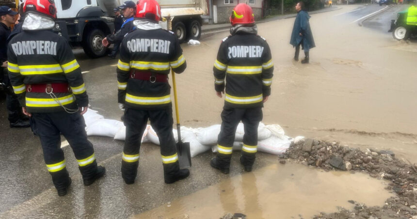 video forte suplimentare mobilizate la busteni dupa viitura igsu a trimis pompieri si utilaje grele 6a5e26233f4c7