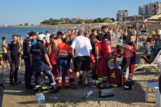 video galerie foto persoana inconstienta scoasa din mare in zona golful reyna din constanta 6a6cc092e660d