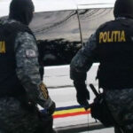 video interventie in forta a mascatilor in bucuresti un barbat ameninta ca isi face rau cu un cutit si s a baricadat in locuinta 6a523e1b69294