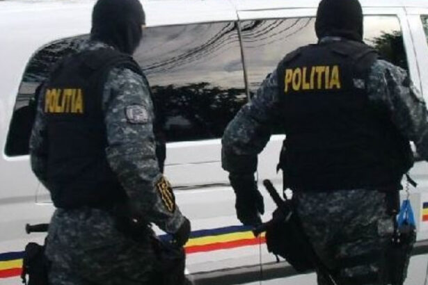 video interventie in forta a mascatilor in bucuresti un barbat ameninta ca isi face rau cu un cutit si s a baricadat in locuinta 6a523e1b69294