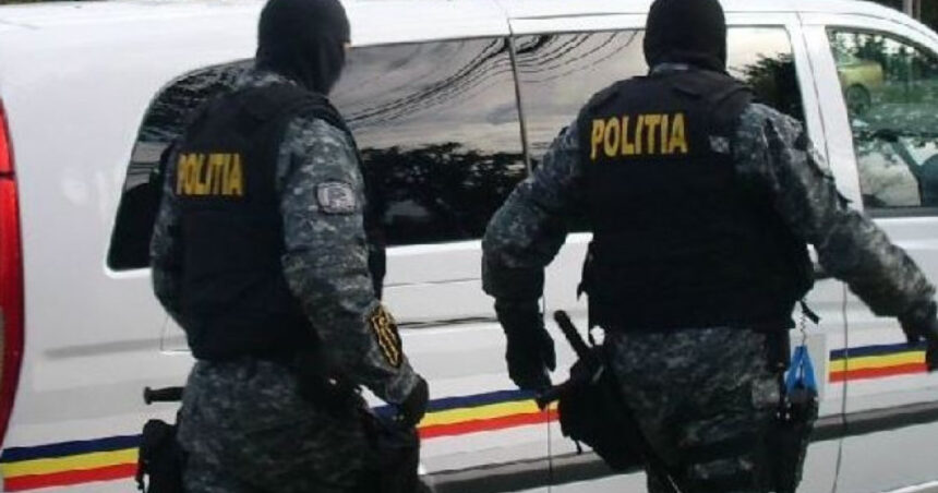video interventie in forta a mascatilor in bucuresti un barbat ameninta ca isi face rau cu un cutit si s a baricadat in locuinta 6a523e1b69294