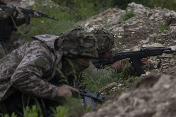video momentul in care fortele ucrainene au respins un atac masiv al unei divizii de tancuri in regiunea donetk 6a64f965f31ea
