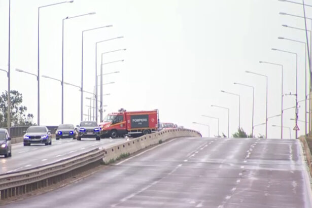 video trafic reluat pe dn1 dupa restrictiile impuse din cauza riscului de prabusire a unui stalp pe pasarela ikea 6a455ff2c929b