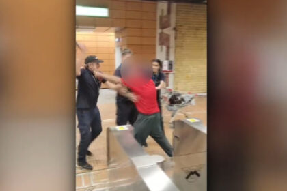 video un barbat a spart geamul unei porti de acces la metrou in statia nicolae grigorescu a fost dus la politie 6a5647b1e0908