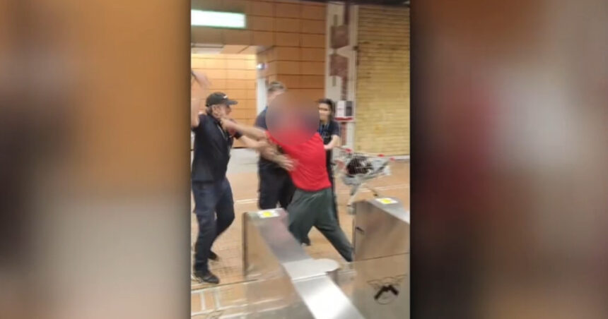 video un barbat a spart geamul unei porti de acces la metrou in statia nicolae grigorescu a fost dus la politie 6a5647b1e0908