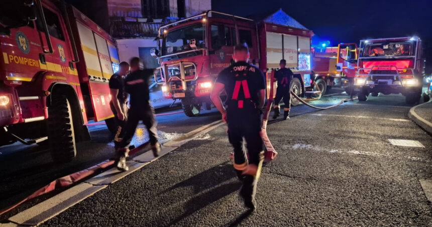 videofoto pompierii romani au intervenit pentru a salva locuinte amenintate de incendiile din franta misiunea continua in conditii dificile 6a4b523809ad9